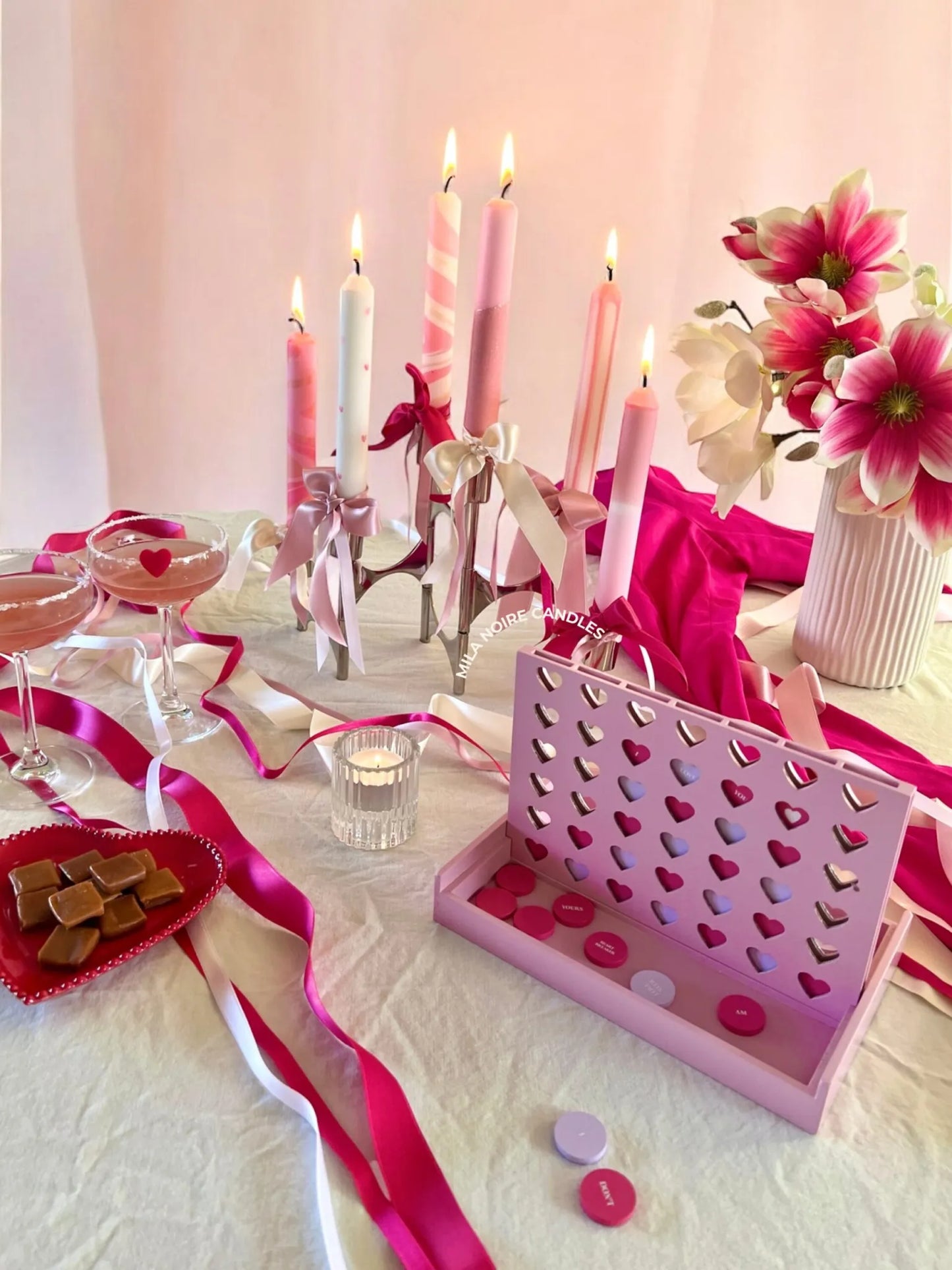 Hvitt kronelys m/håndmalte rosa hjerter 1stk.