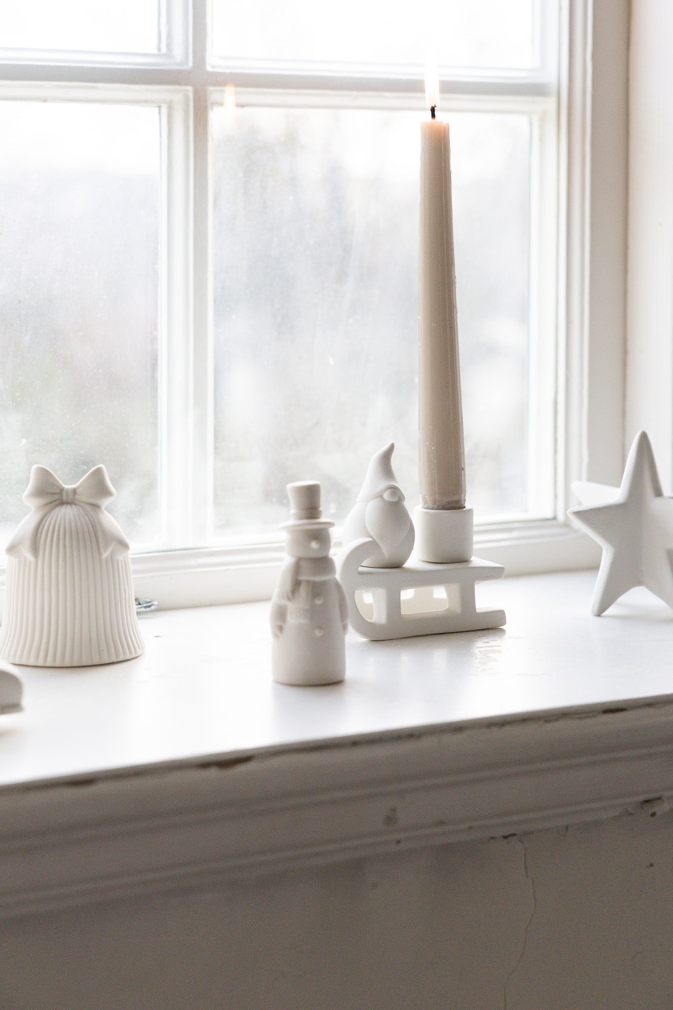 Rune liten dekorasjon - Matt hvit keramikk