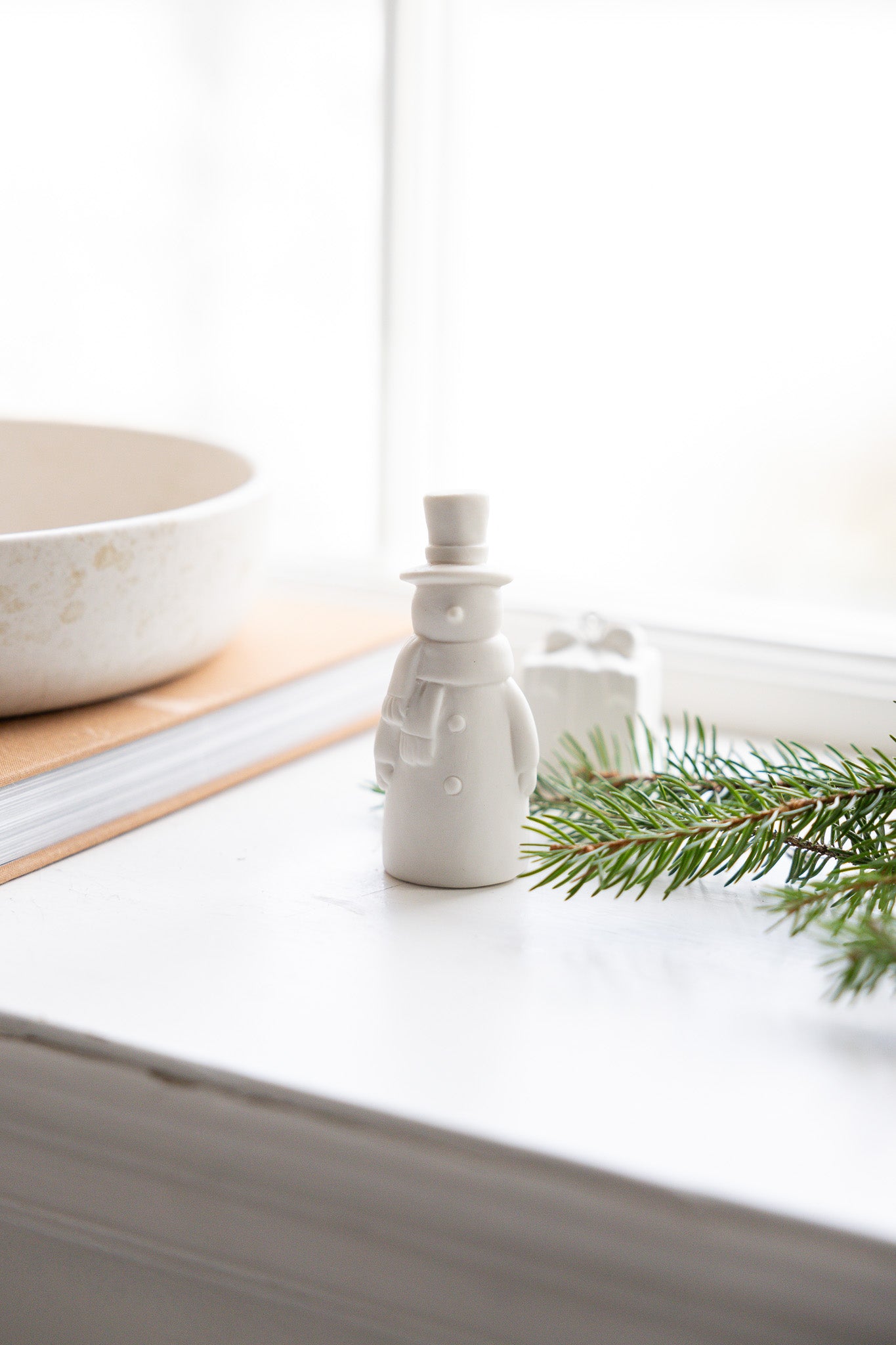 Rune liten dekorasjon - Matt hvit keramikk